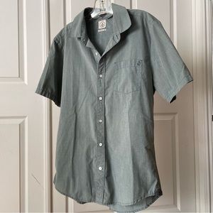 Volcom Men’s short sleeve button down shirt, size M